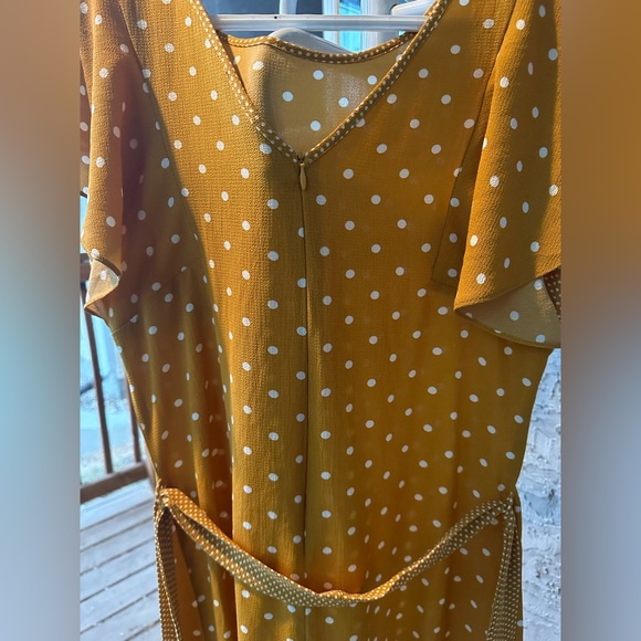 Beautiful yellow and white dress from DeVia Collection, size is medium - Picture 6 of 7